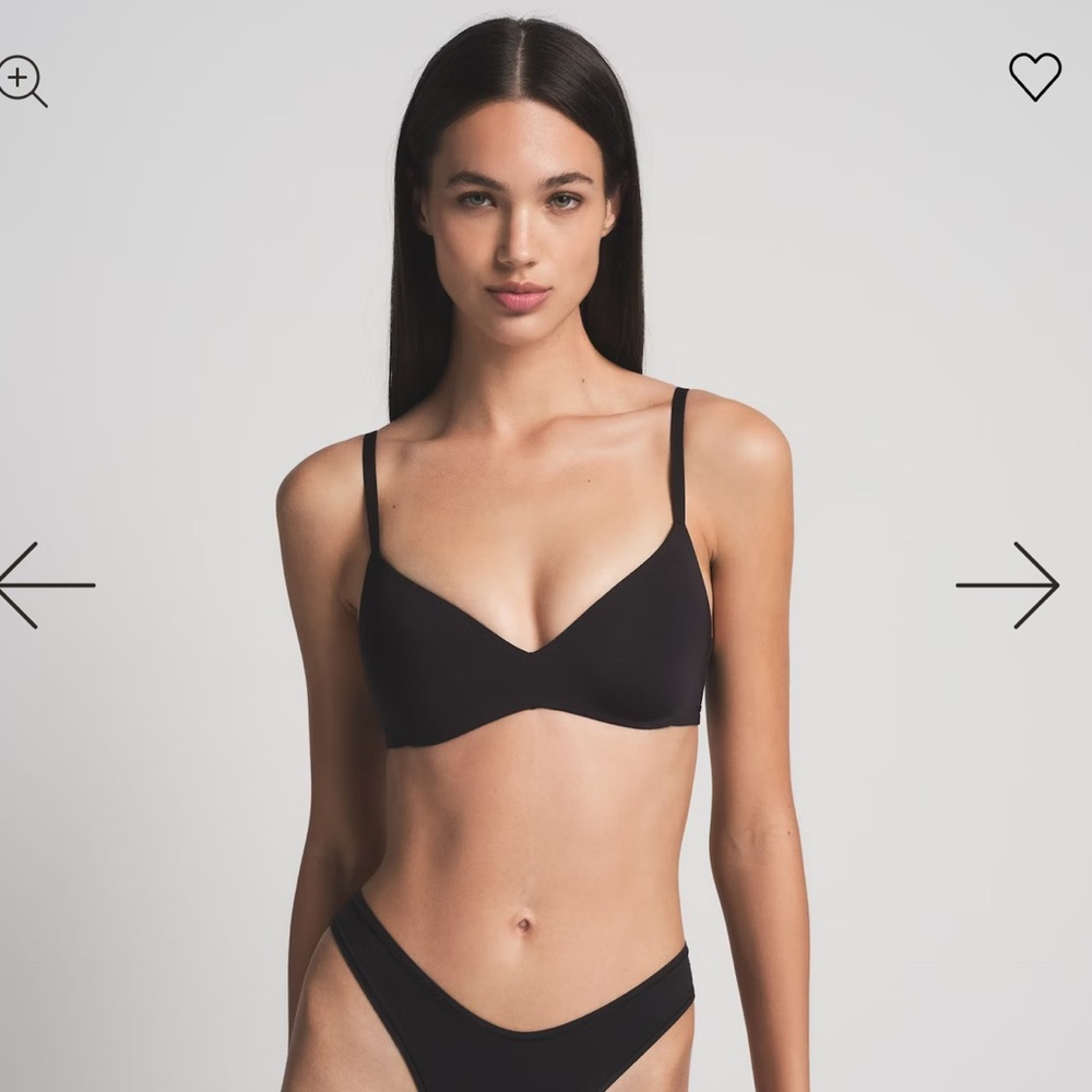 NWT SKIMS Wireless Form Push-Up Plunge Bra